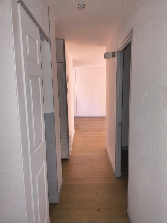 Building Photo - LIMITED TIME**NO APPLICATION FEE**1/2 OFF ...