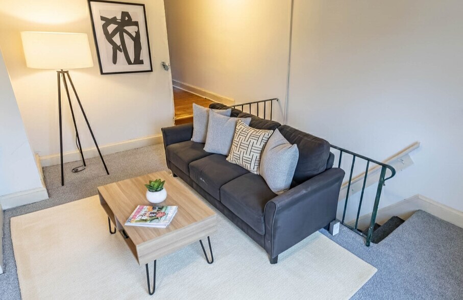 Building Photo - 3916 Pine St