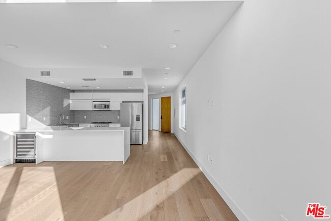 Building Photo - 2000 Beachwood Dr