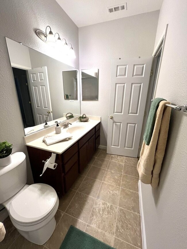 Building Photo - Spacious 3 Bedroom Condo for Rent in Linco...