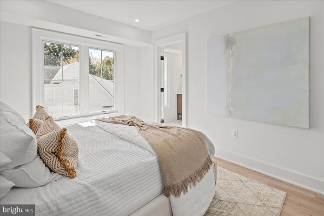 Building Photo - 909 N Irving St