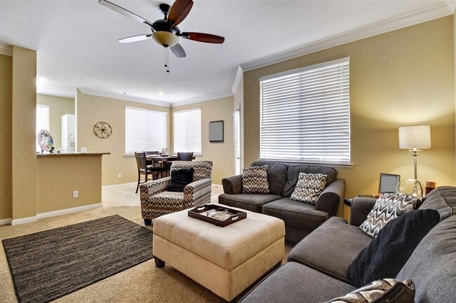Building Photo - Spacious Top Floor Condo in Resort Style C...