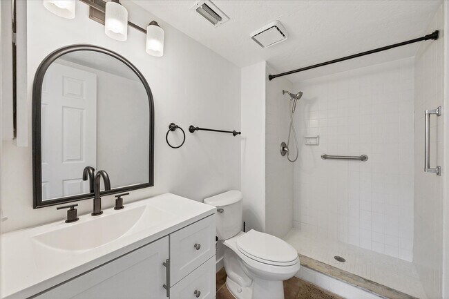 Building Photo - 2124 N Tamiami Trl