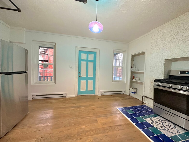 Building Photo - 58 Dubois St