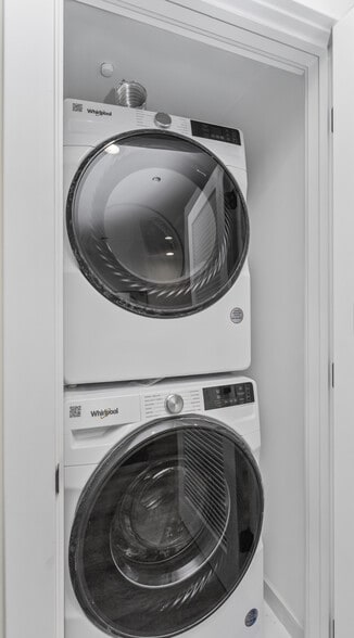 Building Photo - 1453 Maple Ave