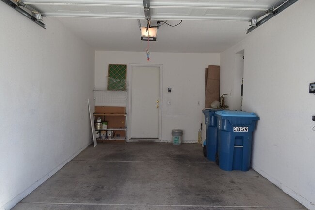 Building Photo - SW - ROOMY 3 BEDROOM 2.5 BATH TOWNHOME - 8...