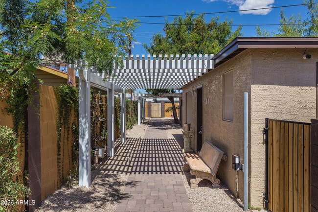 Building Photo - 1646 E Indianola Ave