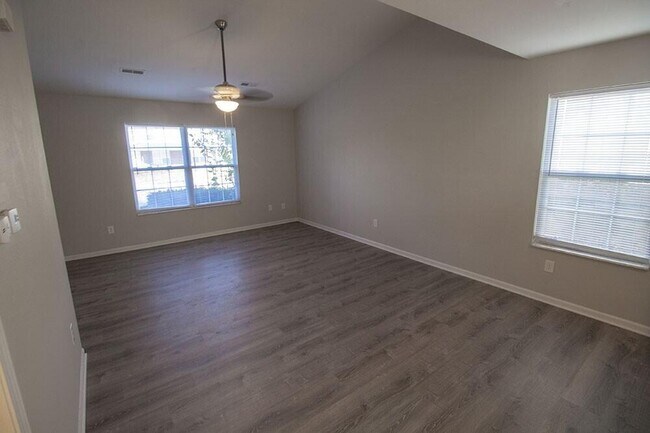 Building Photo - 1326 Godas