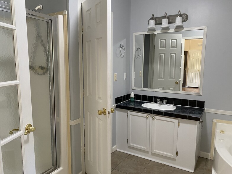 Master bath - 764 Dripping Springs Rd