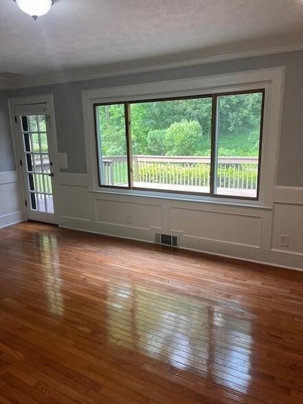 Building Photo - 871 Cedar Trce SW