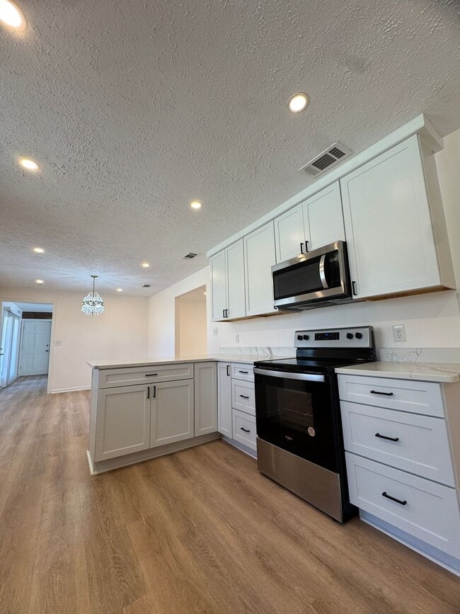 Building Photo - 3 BED | 2 BATH | TWO CAR GARAGE | LARGE FRONT AND BACK YARDS | AVAILABLE NOW