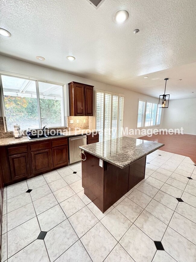 Building Photo - Ready to move in 4 bedroom 4 bath home!