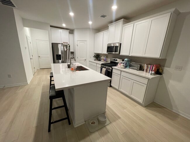 Building Photo - 5916 Jennifer Pasture Path