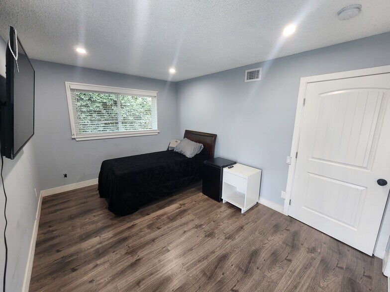 Building Photo - 11665 Babbitt Ave