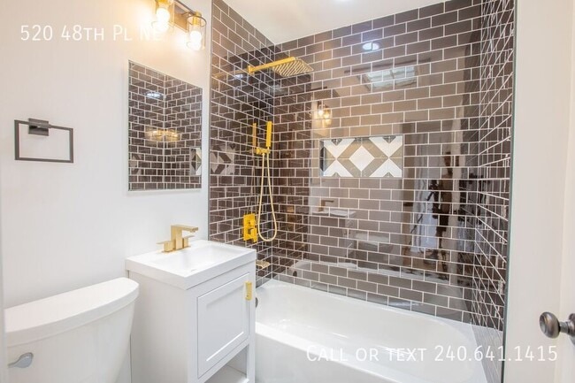 Building Photo - 520 48th Pl NE