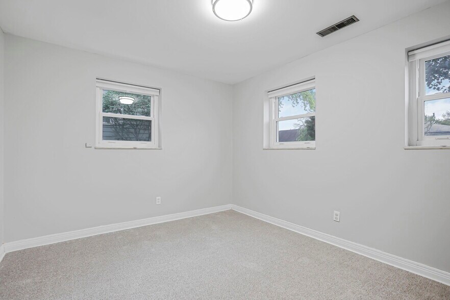 Building Photo - 1062 Oberlin Dr