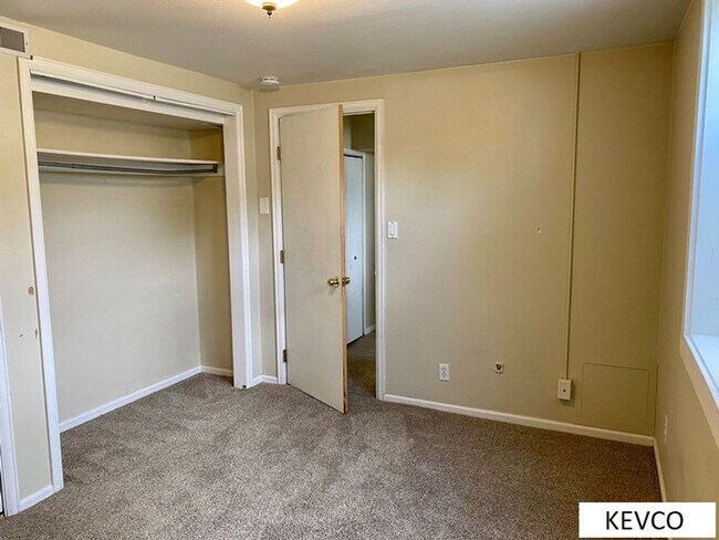 Building Photo - Spacious Home in Campus West!