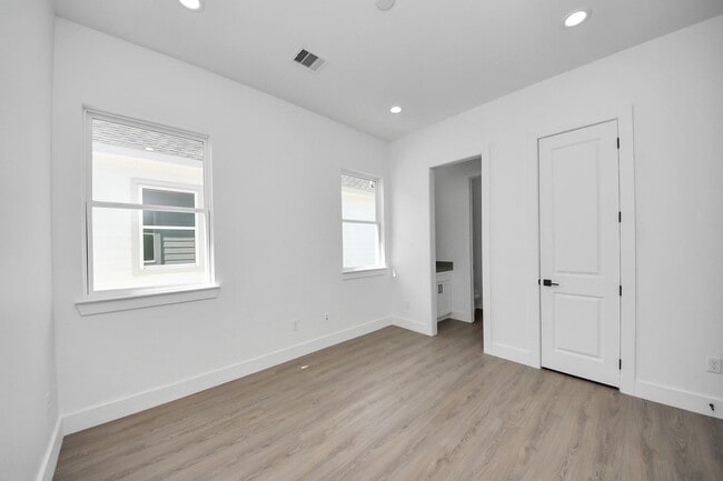 Building Photo - 4129 E Toliver St