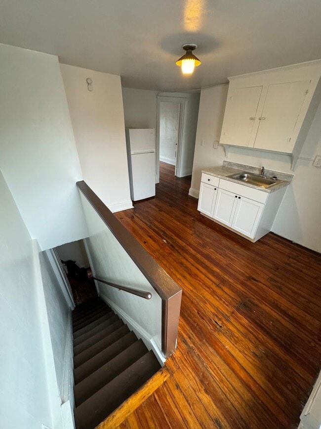Building Photo - 3rd floor Spacious Efficiency on the Avenues