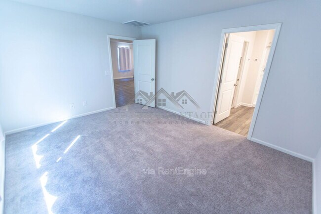 Building Photo - 3510 Mateo Dr