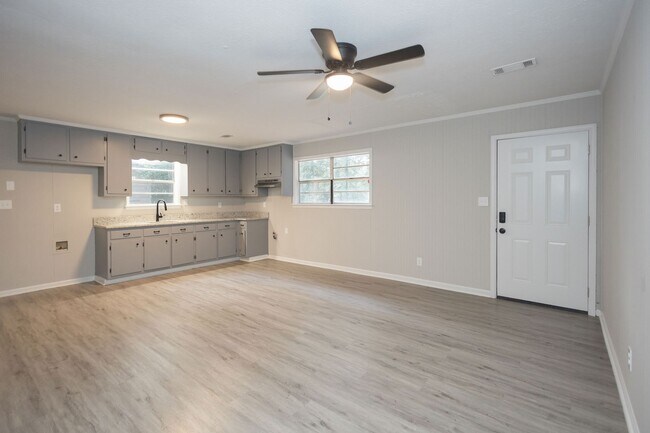 Building Photo - 1013 W Slaton Ave