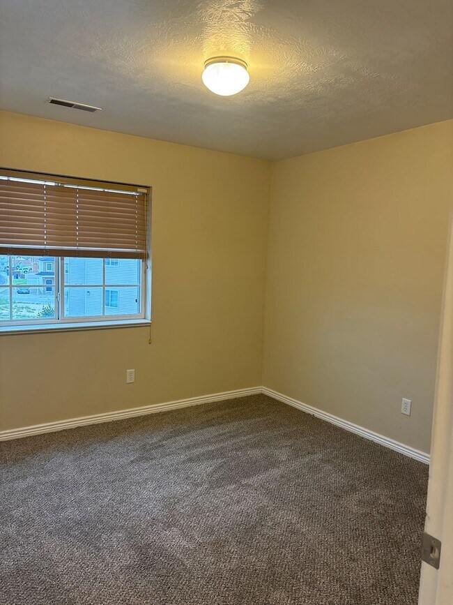 Building Photo - 3 Bedroom 2 Bathroom Townhome