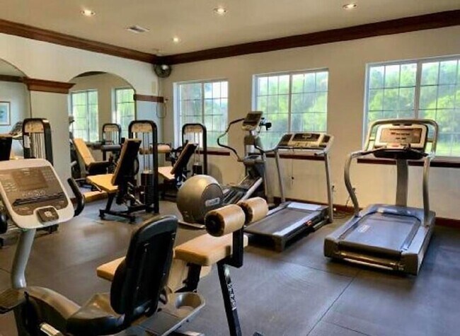 Building Photo - 1100 Crestwood Ct S