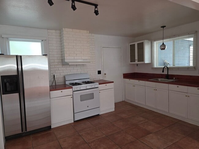 Building Photo - PRIVATE 3 bed/3 bath HOME + LARGE BONUS ROOM. NO OTHER UNITS ON PROPERTY.