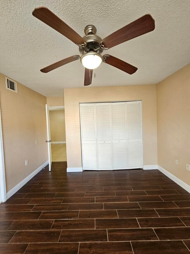 Building Photo - 1543 Lake Crystal Dr