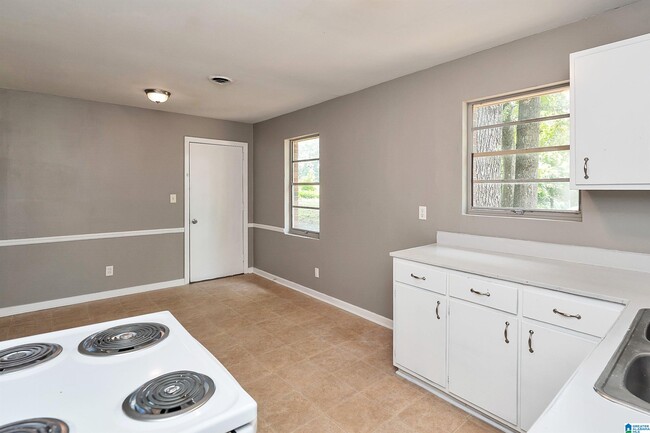 Building Photo - 4611 Oak Dr