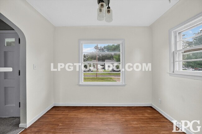 Building Photo - 3540 Bellevue Rd