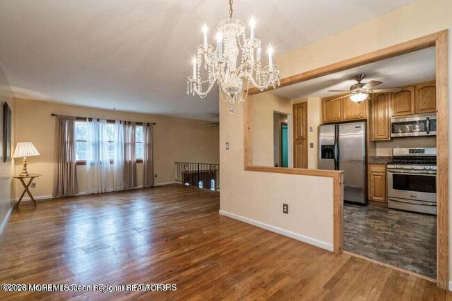 Building Photo - 37 Pine Tree Dr