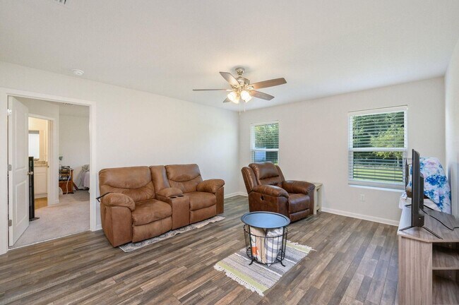 Building Photo - Charming 4-Bed Home in Quiet DeFuniak Springs Neighborhood!