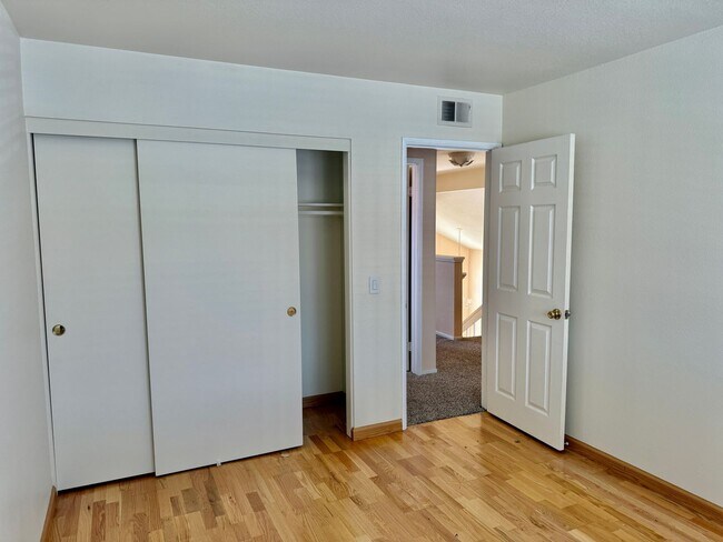 Building Photo - Nice 2 Story Family Home