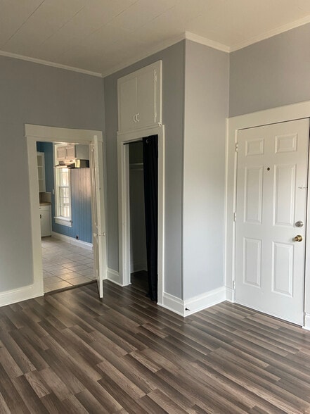 Building Photo - 717 Baker St