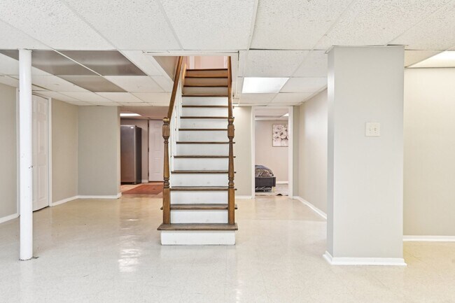 Building Photo - 1420 Oakton St