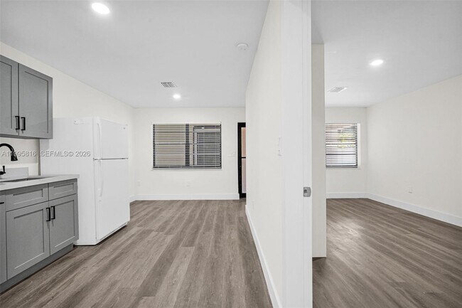 Building Photo - 1730 Acapulco Dr