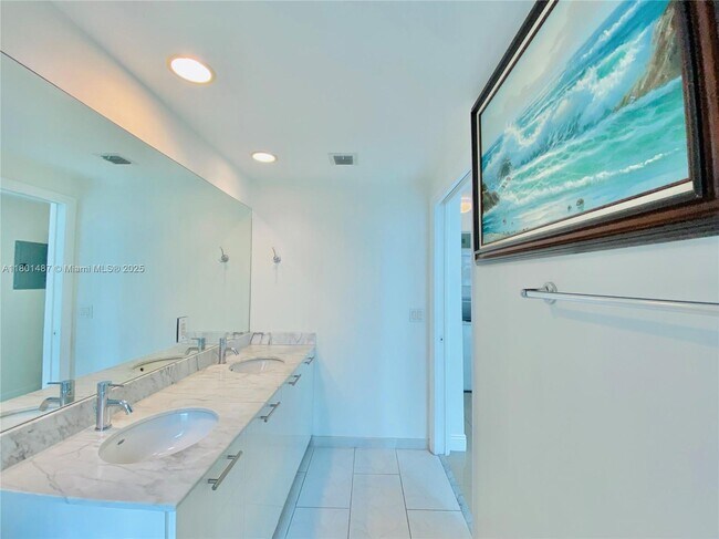 Building Photo - 950 Brickell Bay Dr