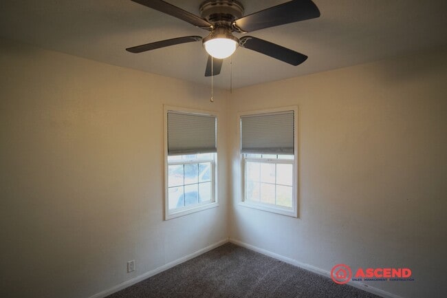 Building Photo - Cozy home located in the Northeast!