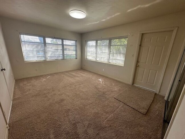 Building Photo - Beautiful 3 bedroom, 2 bath home located i...