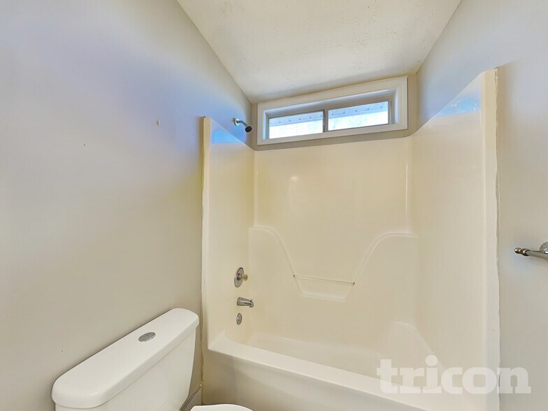 Building Photo - 160 Wisteria Way