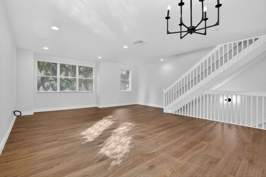 Building Photo - 645 Amador Ln