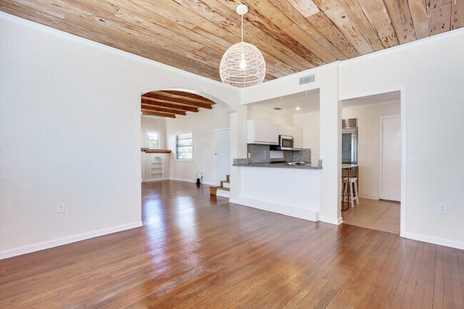 Building Photo - 359 Greenbriar Dr