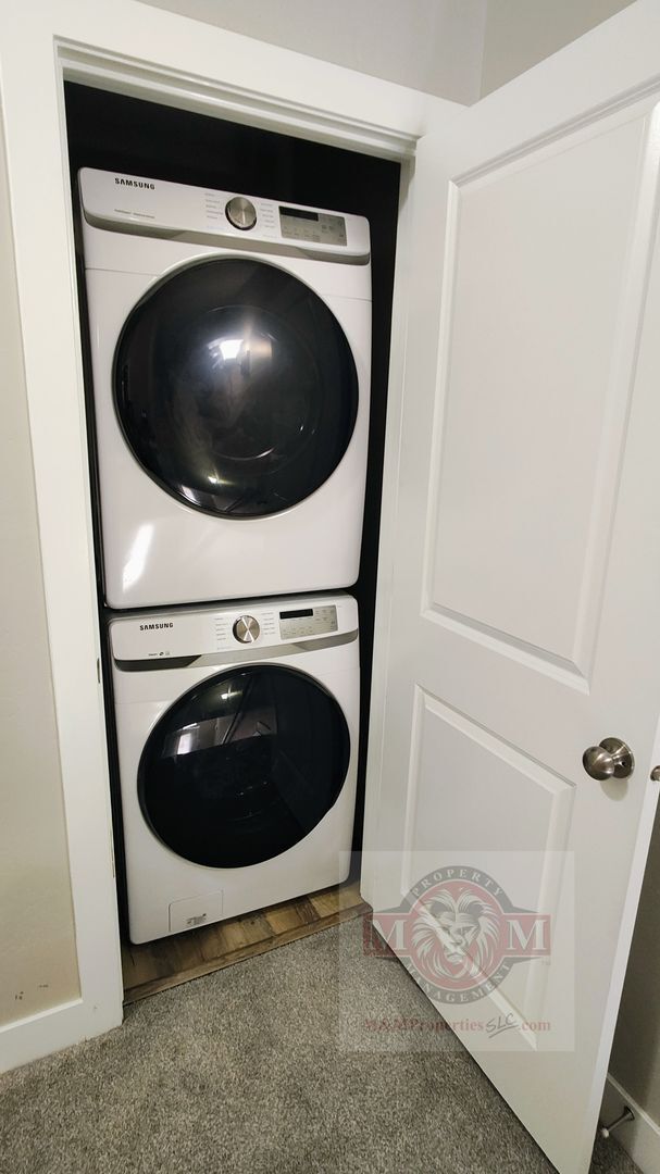 Building Photo - Great 3 Bd 2.5 Bath Townhome 2 Car Garage