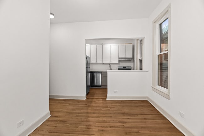 Building Photo - 2030 N Oakley Ave