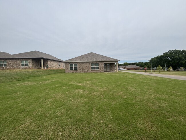 Building Photo - 104 Settlement Dr