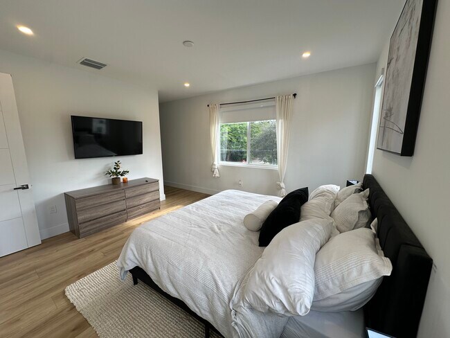 Building Photo - 2109 SW 18th Ave