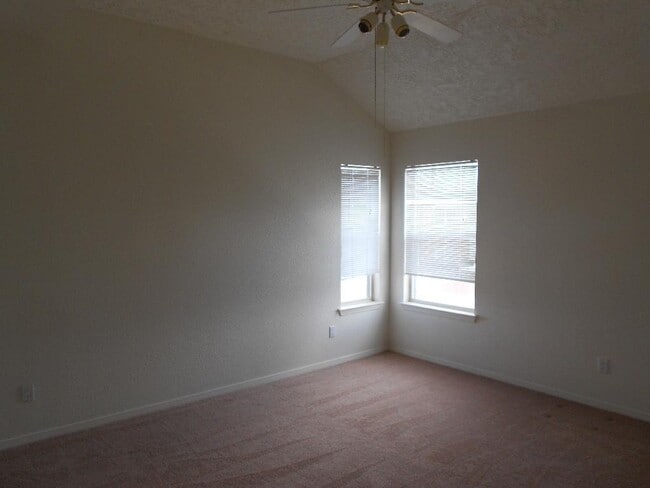 Building Photo - 4 Bedroom, 2.5 Bathroom! Lovely Home in Lo...