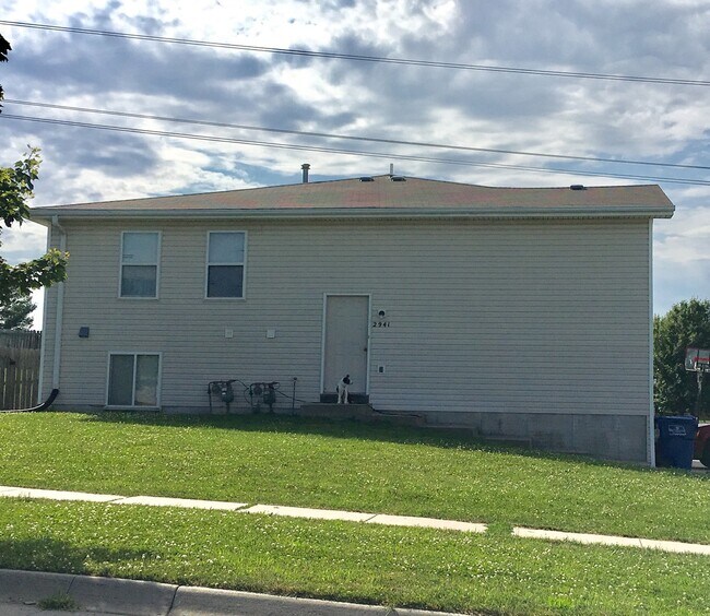 Primary Photo - Spacious Duplex Close to Schools, UNL, Hay...