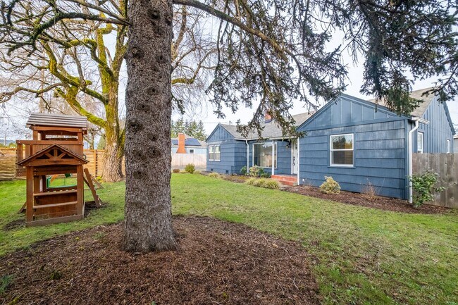 Building Photo - Charming 3-Bed 2 Bath Home with Spectacula...